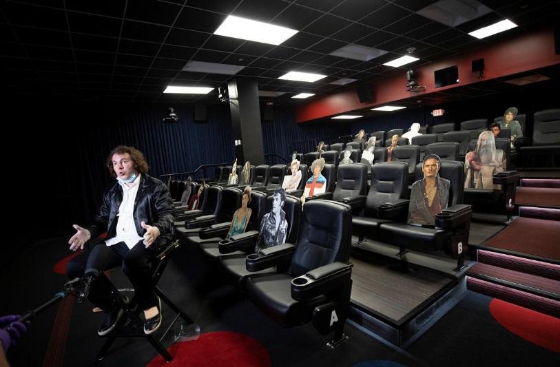 سینماهای آمریکا آماده بازگشایی، سلبریتی های مقوایی روی صندلی