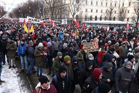 مخالفان محدودیت های کرونایی در اتریش تظاهرات کردند